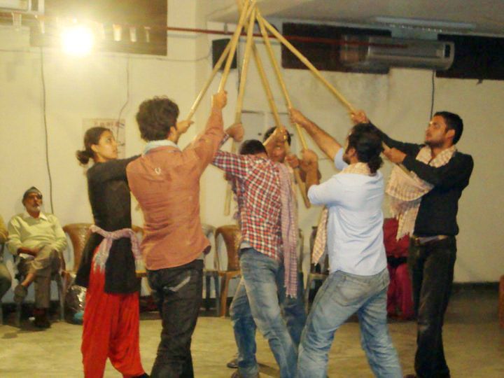 توسط اعضای کاروان آسیایی صورت میگیرد:

اجرای نمایش هنری برای جذب کمک های مردمی به غزه