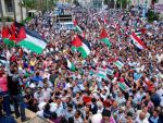 المسلمون ينتفضون في فلسطين ودول الطوق إحياء لذكرى يوم الأرض