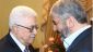 خالد مشعل، رئیس دفتر سیاسی حماس (راست) و محمود عباس، رئیس تشکیلات خودگردان فلسطین (چپ)