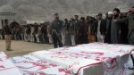 مسلمانان شیعه پاکستانی در حال نماز خواندن بر پیکرهای شیعیان کشته شده در حمله ای در شمال پاکستان، 29 فوریه 2012