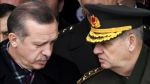 ارودغان، نخست وزیر ترکیه (چپ) در کنار ژنرال ایکلر باشبوغ فرمانده سابق نیروهای مسلح ترکیه که در ماه ژانویه به اتهام توطئه برای کودتا دستگیر شد